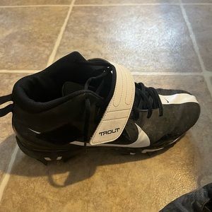 Mens size 9.5 baseball cleats.
